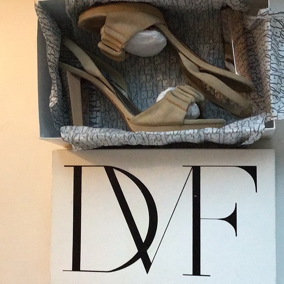 DIANE VON FURSTENBURG taupe suede platform sandal - Picture 6 of 7